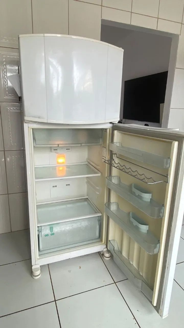 VENDO Geladeira Consul Funcionando Perfeitamente - Foto 2