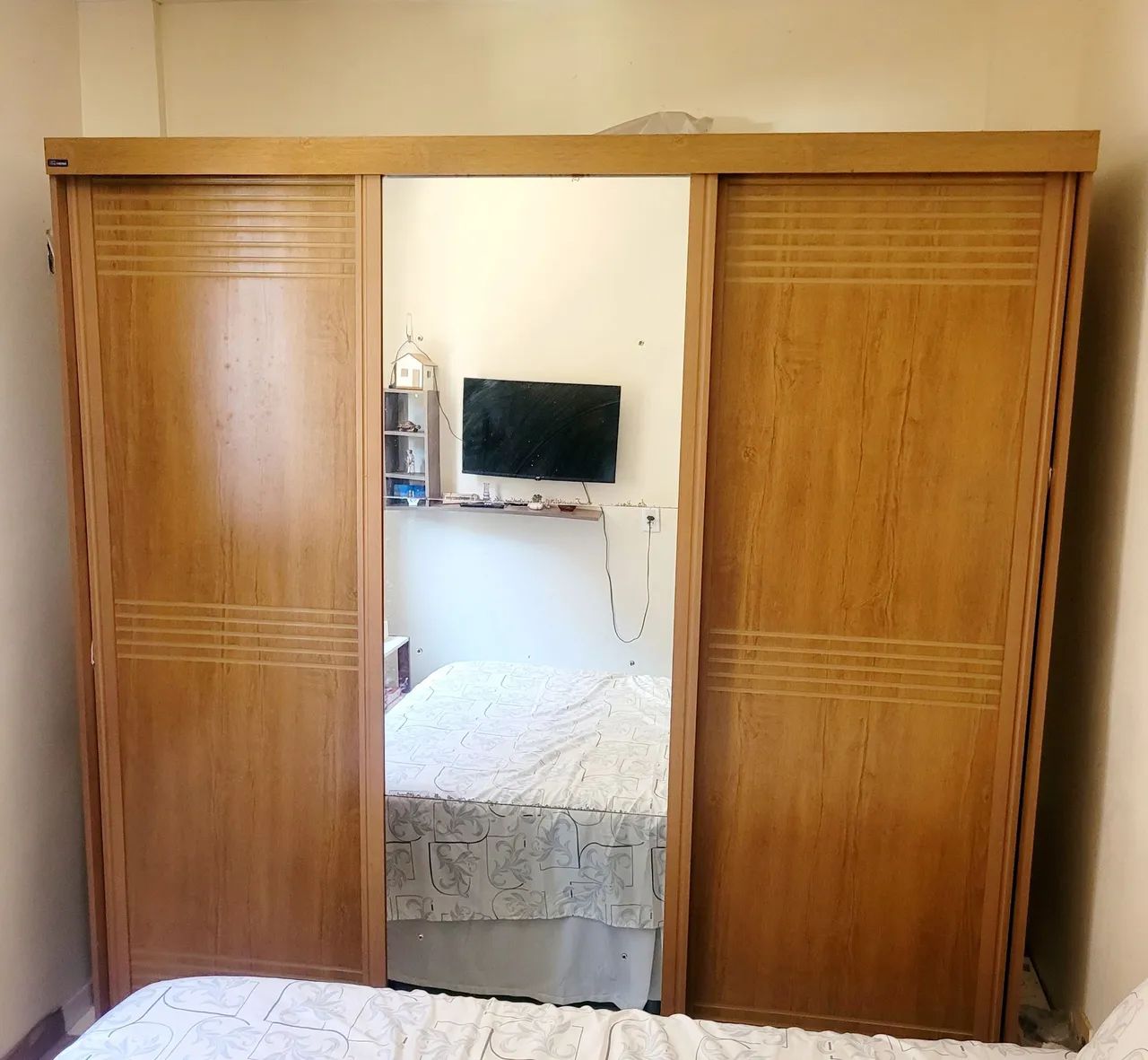 Guarda-Roupa com 3 portas, 4 gavetas e Espelho. - Foto 2