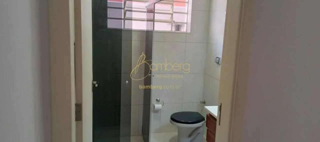 Casa térrea com ambientes amplos totalmente reformada. - Foto 12