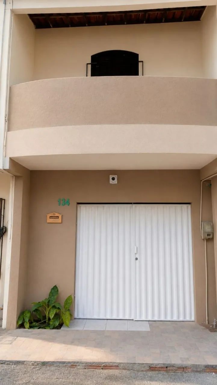 Dúplex dois quartos dois banheiros, área em cima e uma garagem 