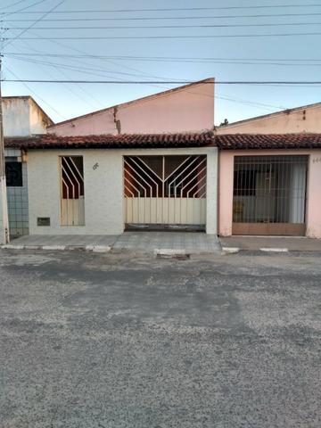 Casa livre em Alagoinhas na Rua Murilo Cavalcante, podendo construir. ampliar