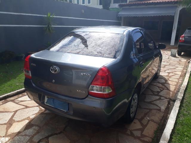 Vendo lindo etios sedã 1.5 muito novo, este carro está em excelente estado de conservação - Foto 2