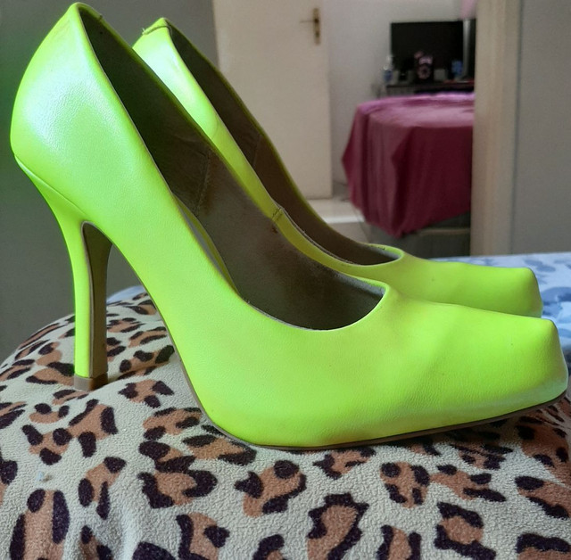 scarpin verde neon