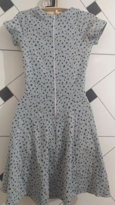 Vestido cinza com estampa de triângulos - Foto 2
