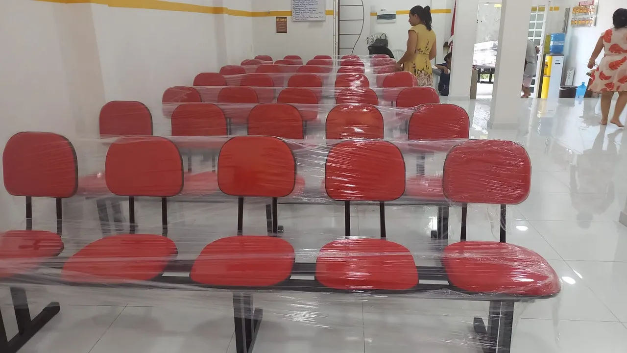 cadeira e mesas longarinas de escritório e escolais