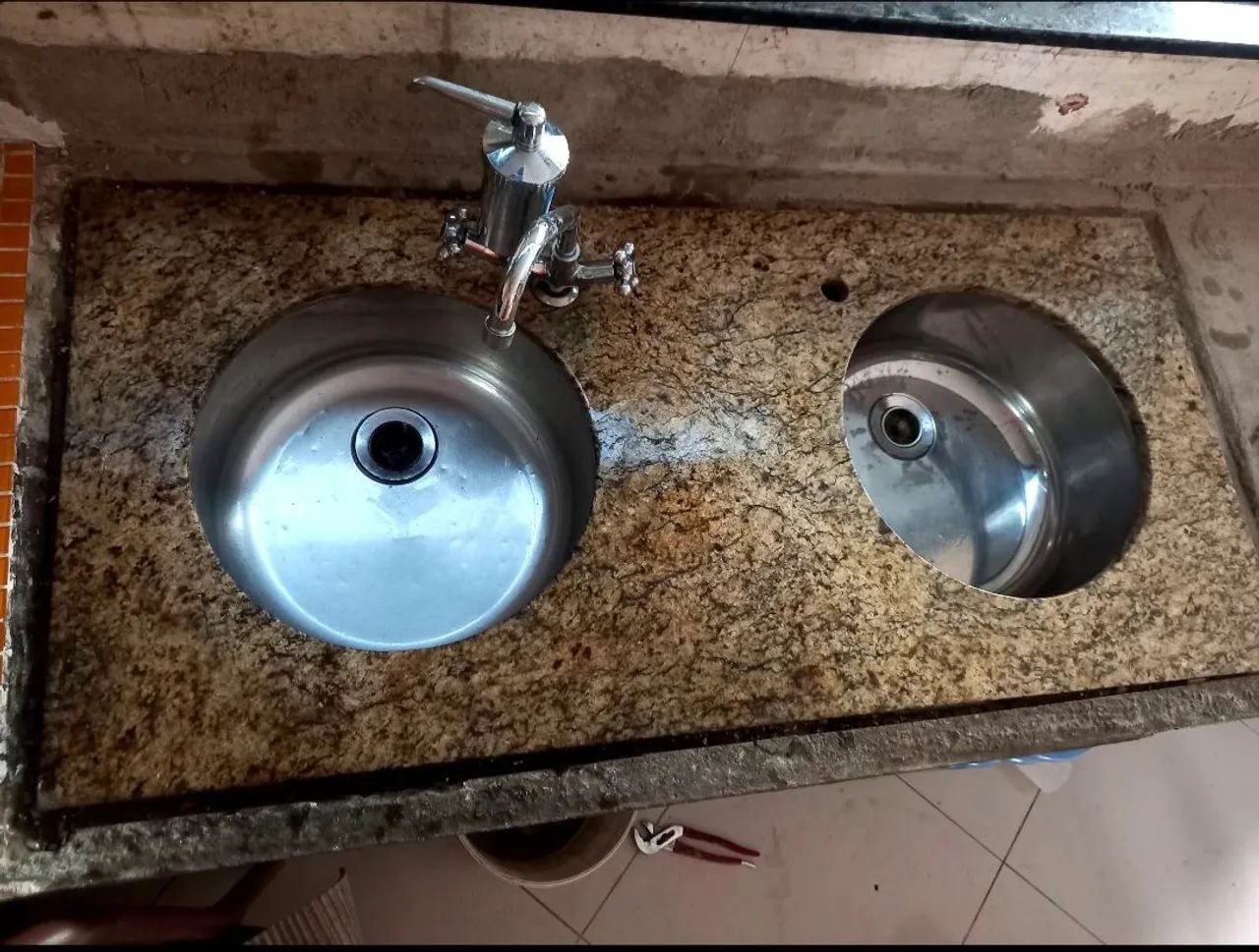 Pia de cozinha em granito com 2 cubas de inox