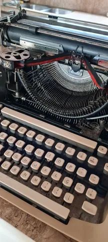 Máquina de escrever em funcionamento 