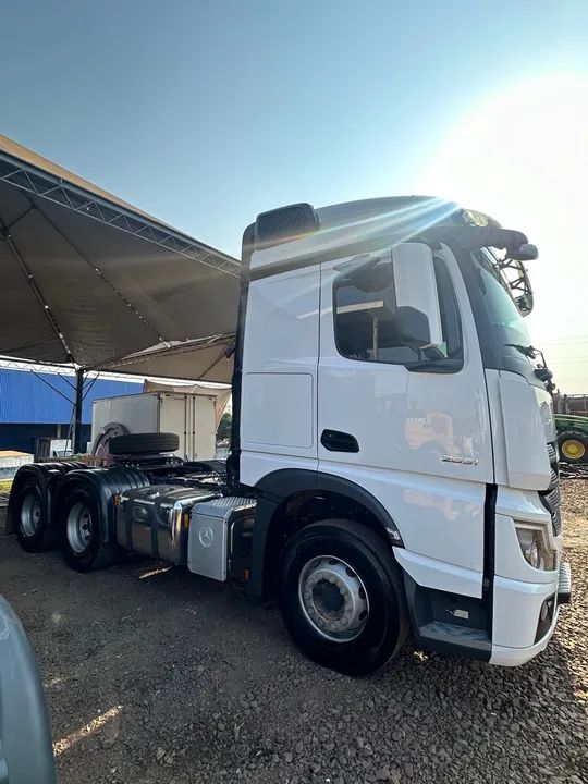 ACTROS 2651 6x4 ano 2022 com 67mil kms - Foto 3