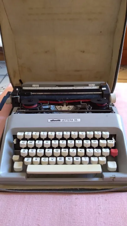 Máquina de datilografar olivetti lettera 35