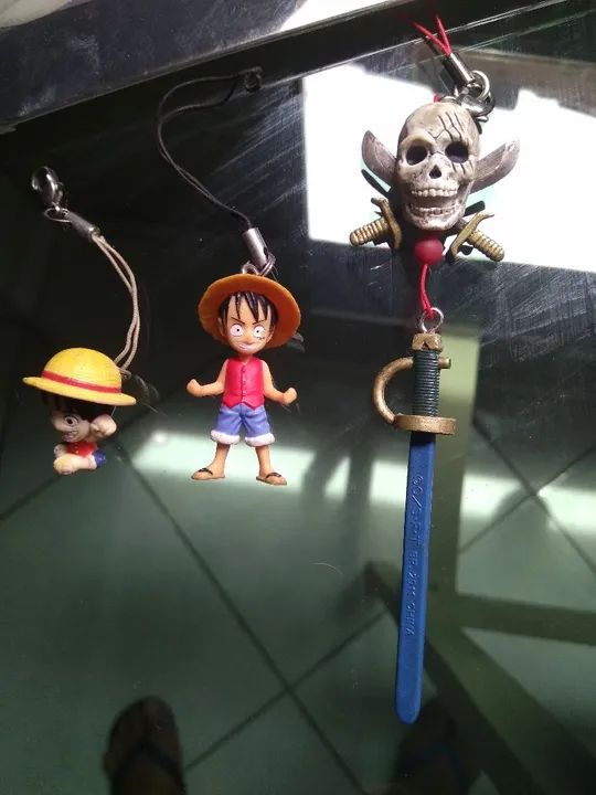 Bonecos One Piece - Luffy e Shanks chaveiro  - Foto 2