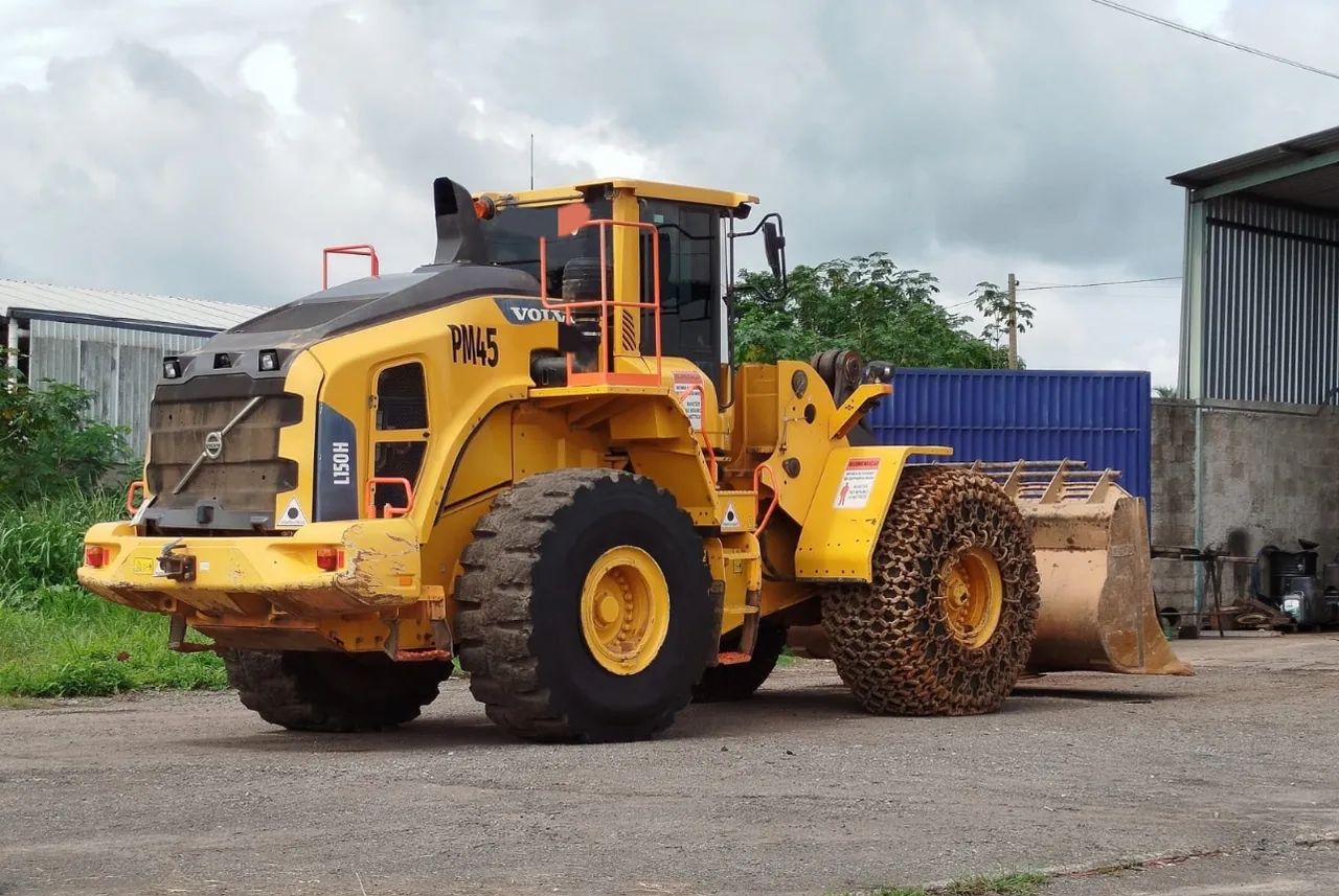 Pá Carregadeira Volvo L150H ano 2022 com 5325 horas e capacidade de 3,5 ?, em MG