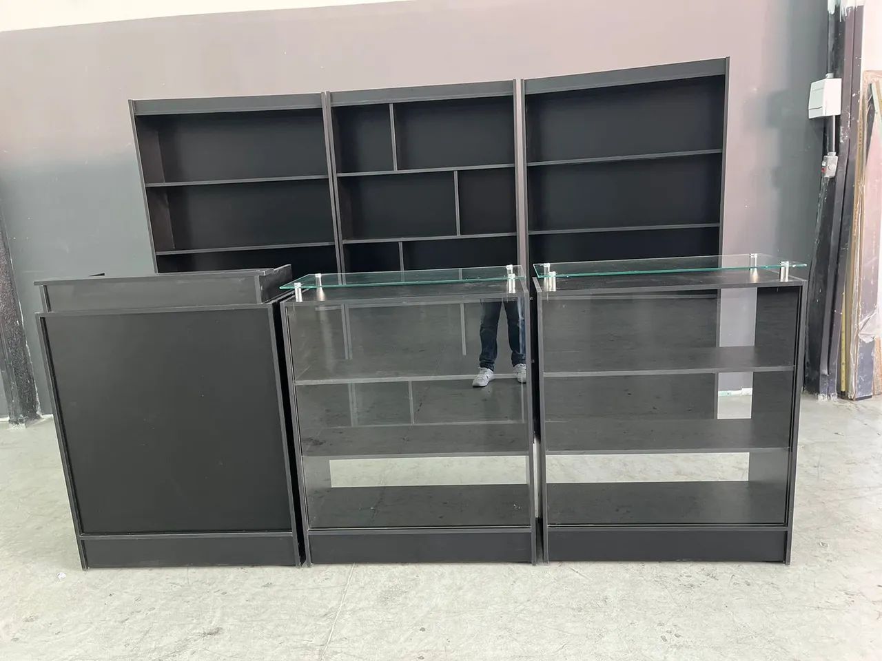 BALCÃO CAIXA + BALCÕES VITRINE C/ TAMPO DE VIDRO+ COLMEIA E PRATELEIRAS MDF  - Foto 3
