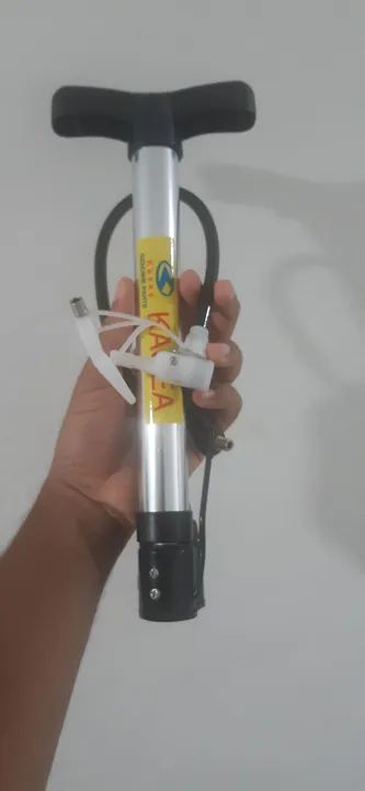 bomba bicicleta pequena com adaptadores - já é o menor preço - Foto 4