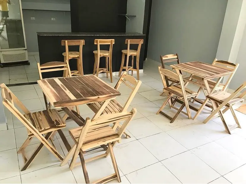 Conjunto de Mesa e Cadeiras de Madeira Rústica