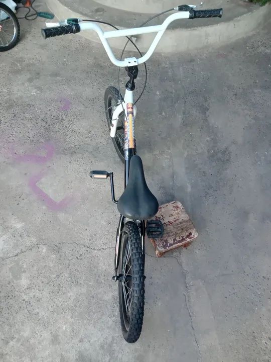 Bicicleta Infantil homem aranha seminova  - Foto 2