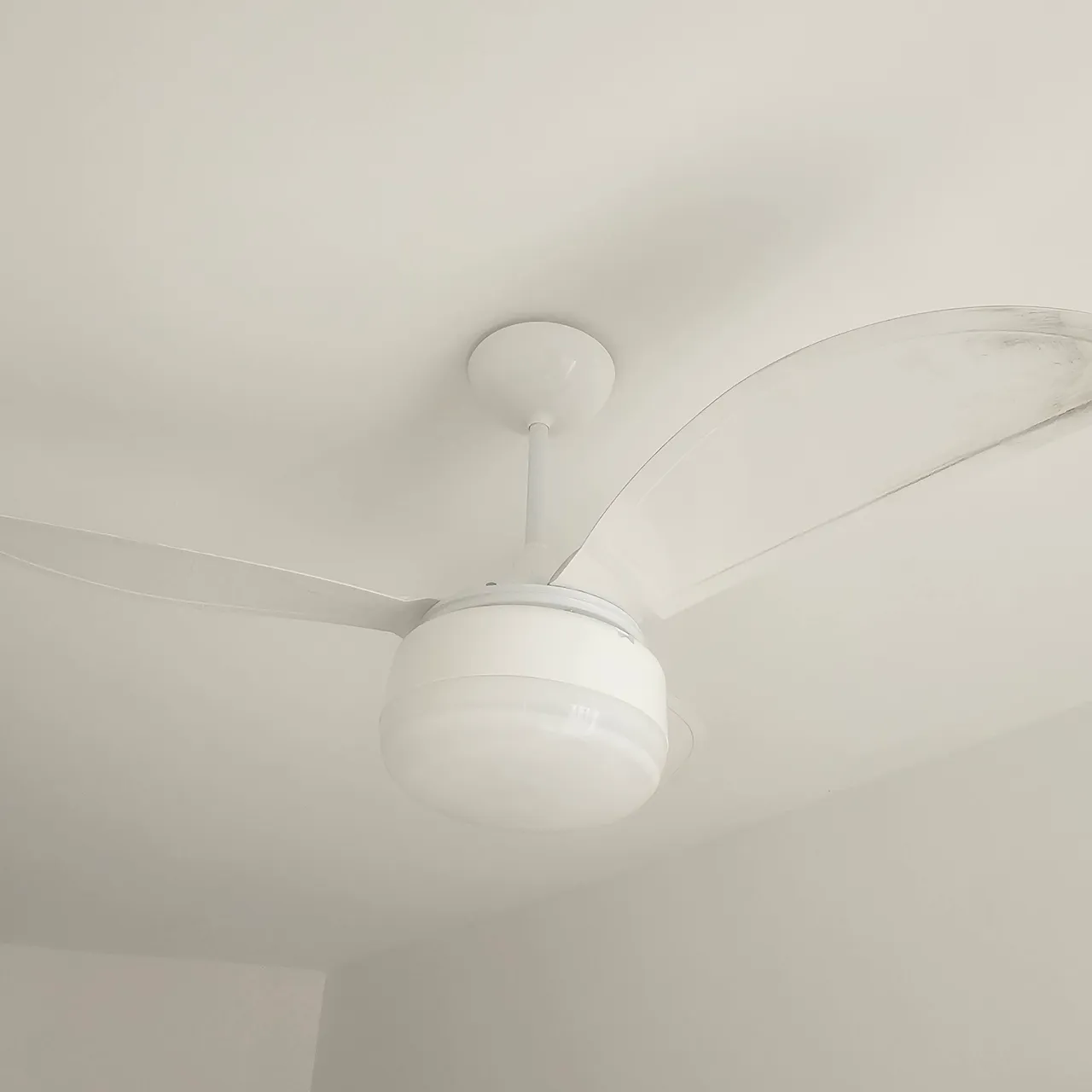 Ventilador de teto com iluminação integrada