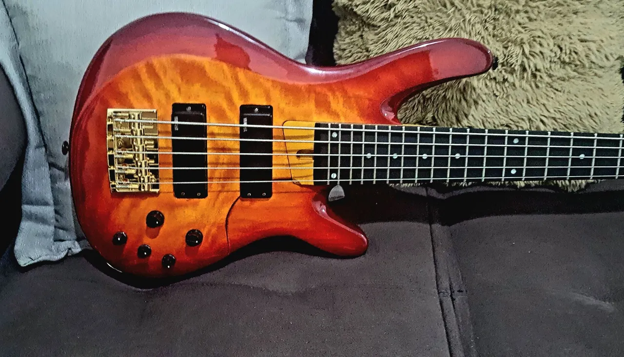 Baixo 5 Cordas Yamaha