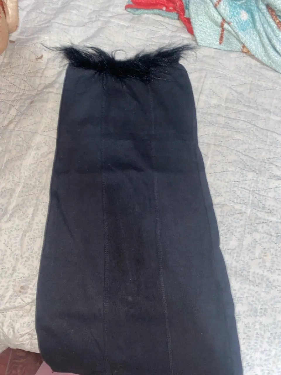 Vestido preto com detalhes em plumas