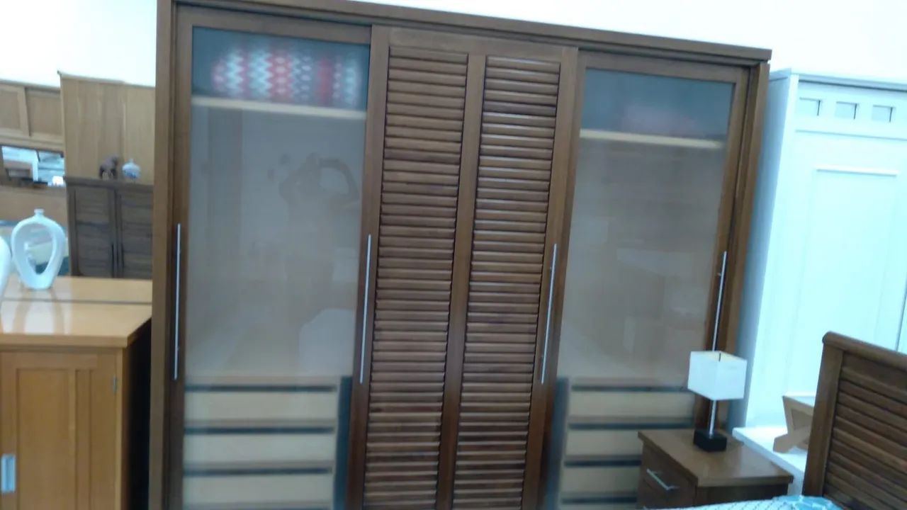 Guarda-roupa de Madeira 