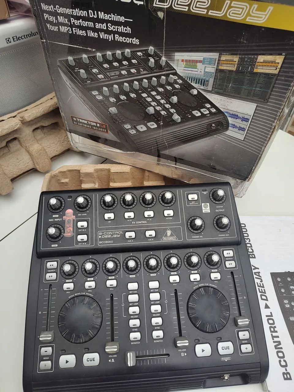 Mesa de DJ Behringer BCD3000 - Traktor LE - Foto 4