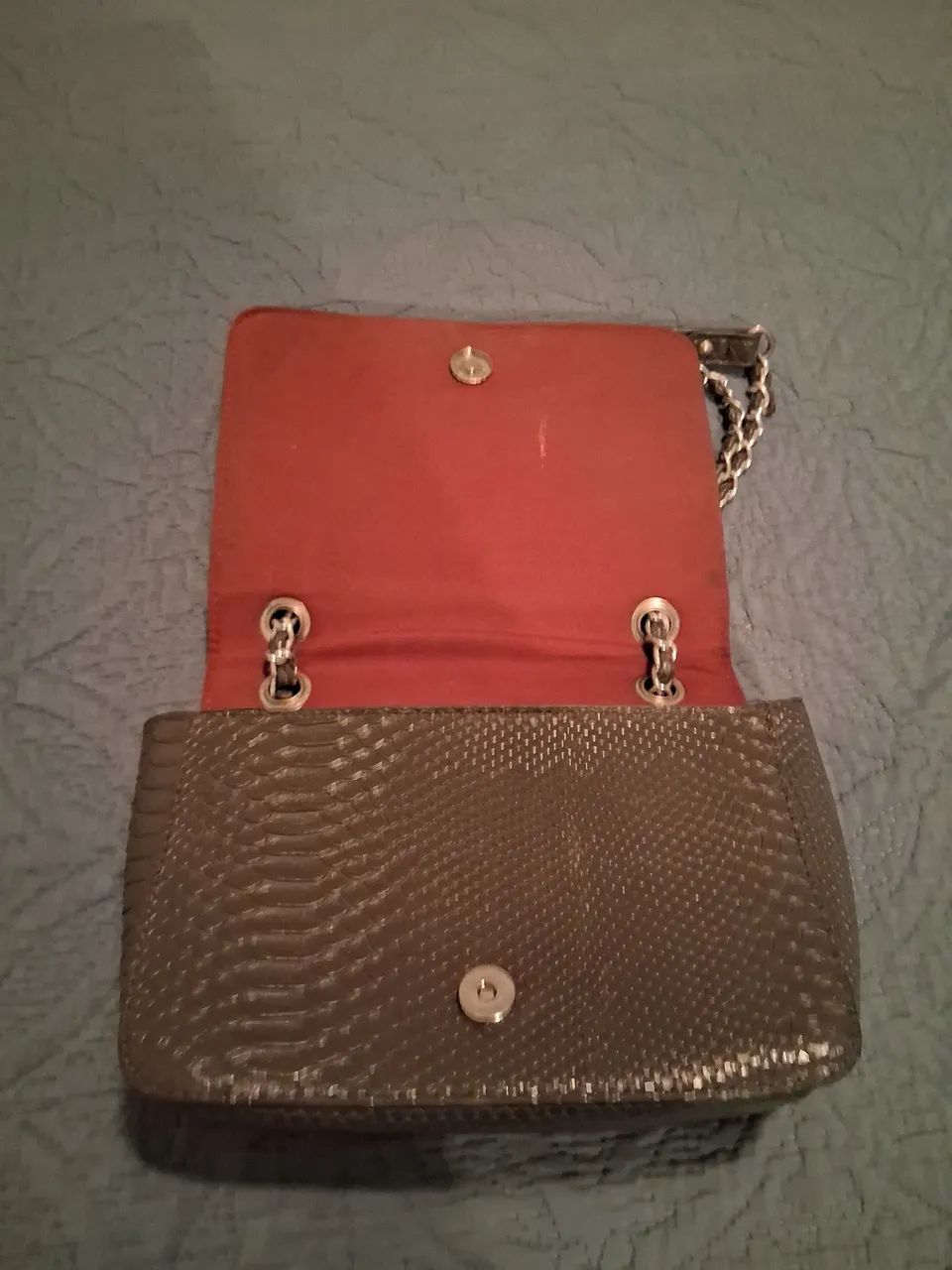 Bolsa grafite feminina couro ecológico em perfeito estado  - Foto 3