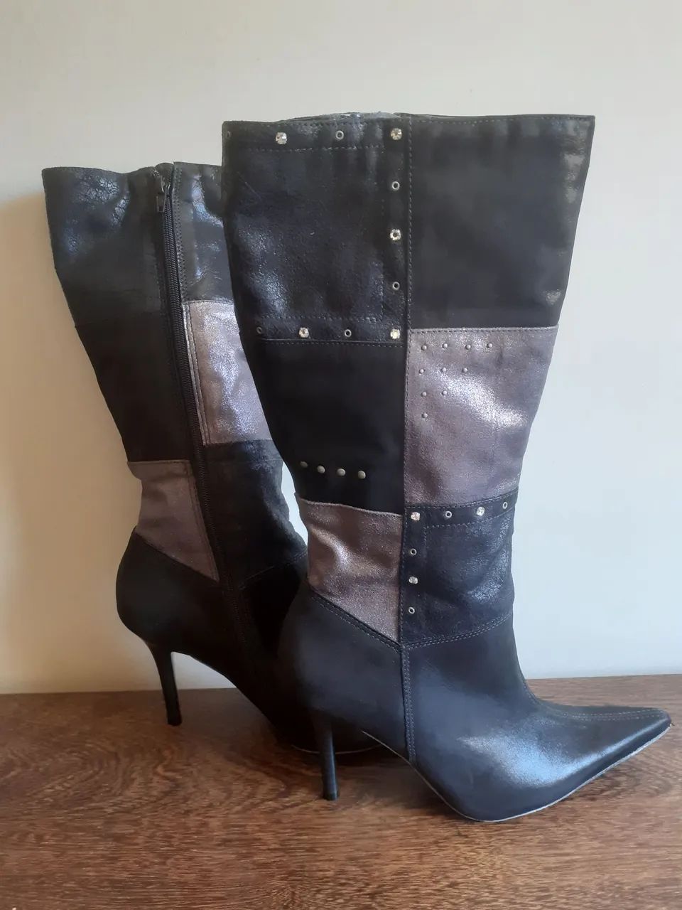 BOTA FEMININA PRETA COM DETALHE CINZA CANO ALTO ABAIXO DO JOELHO MARCA VIA MARTE NÚMERO 38 - Foto 5