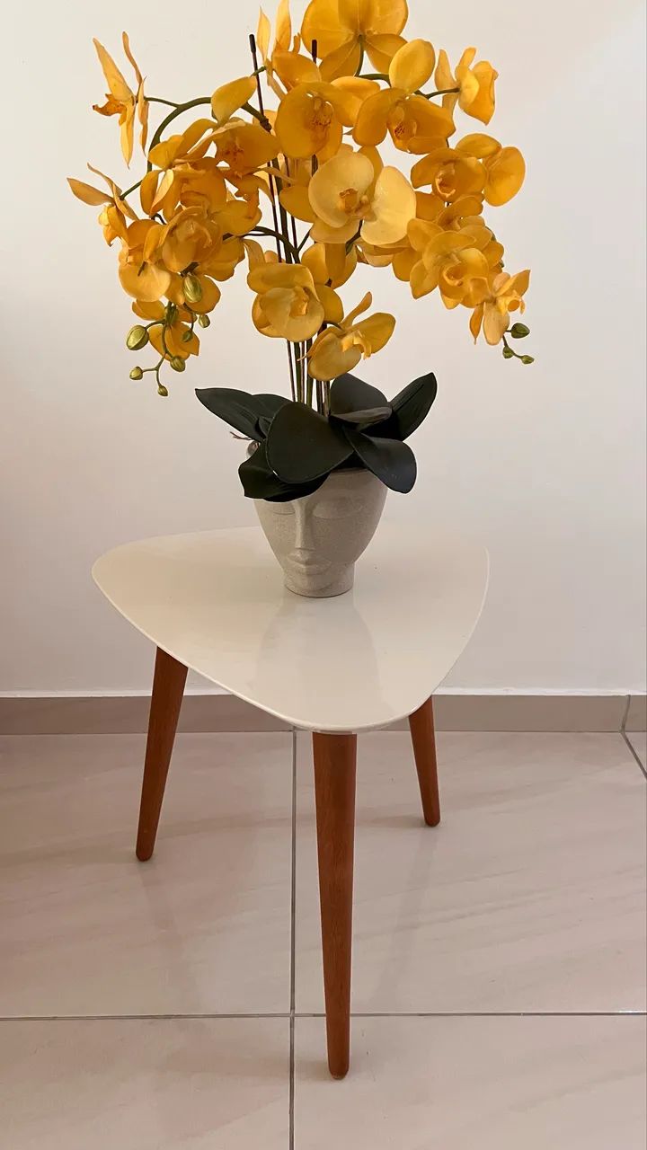 Mesa de canto bege pés palitos 170reais - Foto 2
