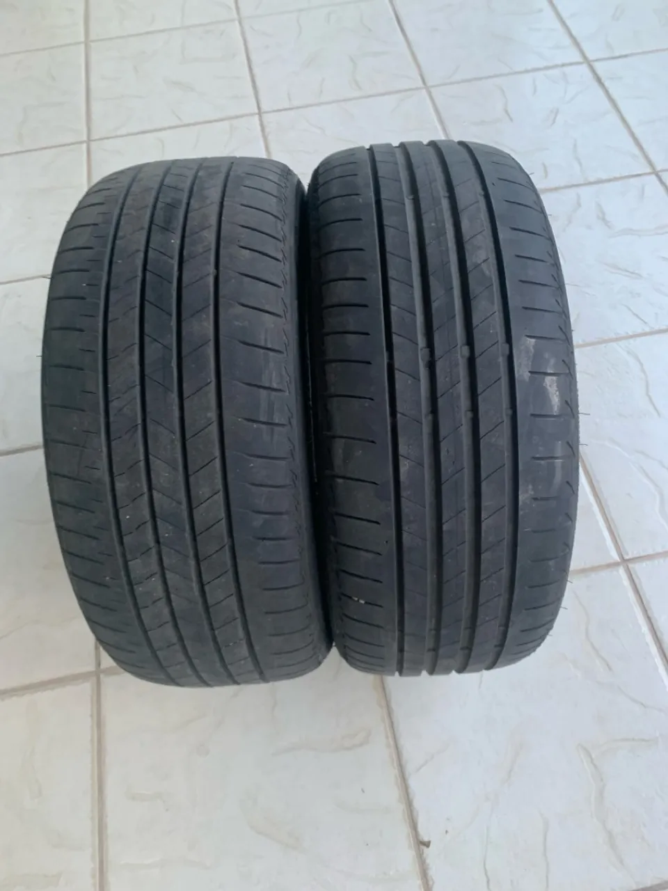 Pneu 225/45 R 17 valor 350 tenho 2 em otimo estado p usar