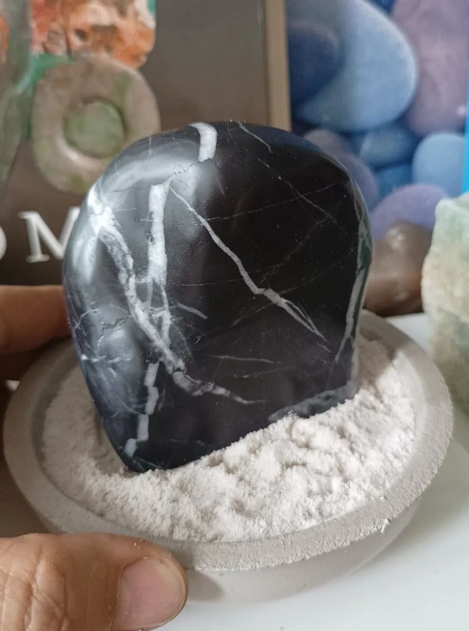 Arte japonesa em pedra negra com veios Suiseki  - Foto 3