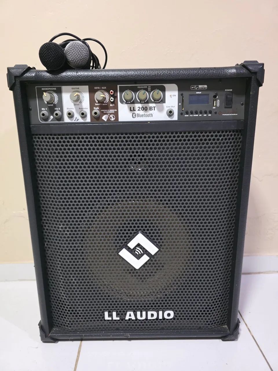 Vendo caixa de som com 2 microfones  - Foto 2