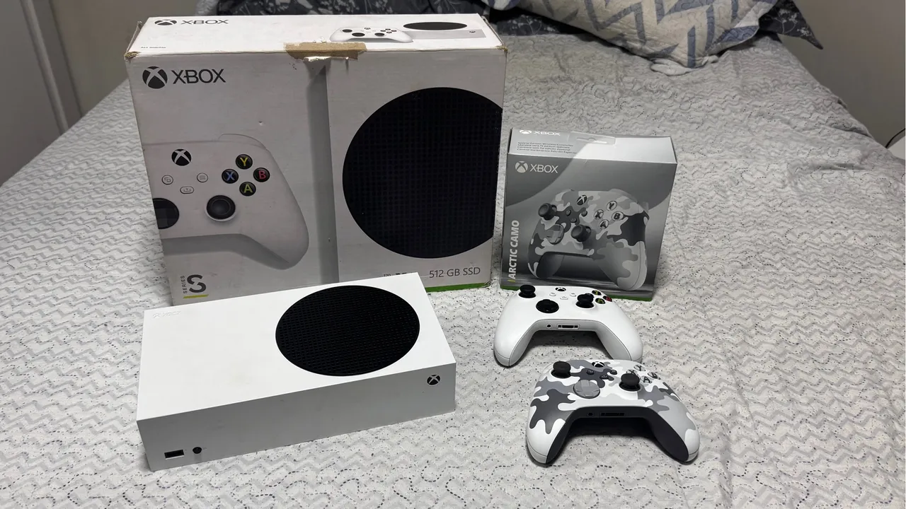 Xbox Series S + 2 Controles personalizado (em perfeito estado)