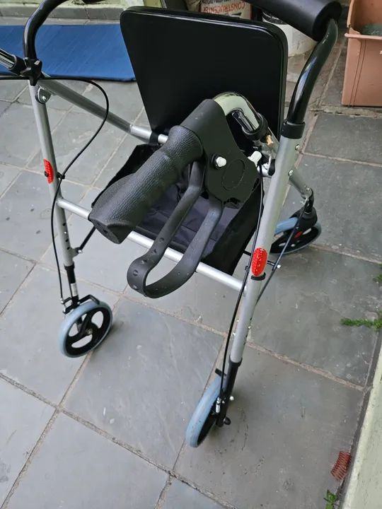 Andador com assento e rodas com freios - Foto 3