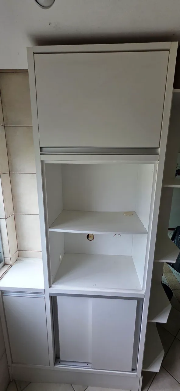 Armário branco com prateleiras e portas deslizantes