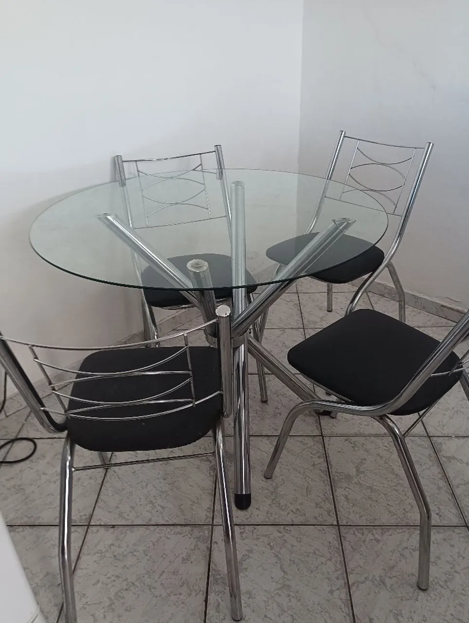 Mesa de vidro com 4 cadeiras 