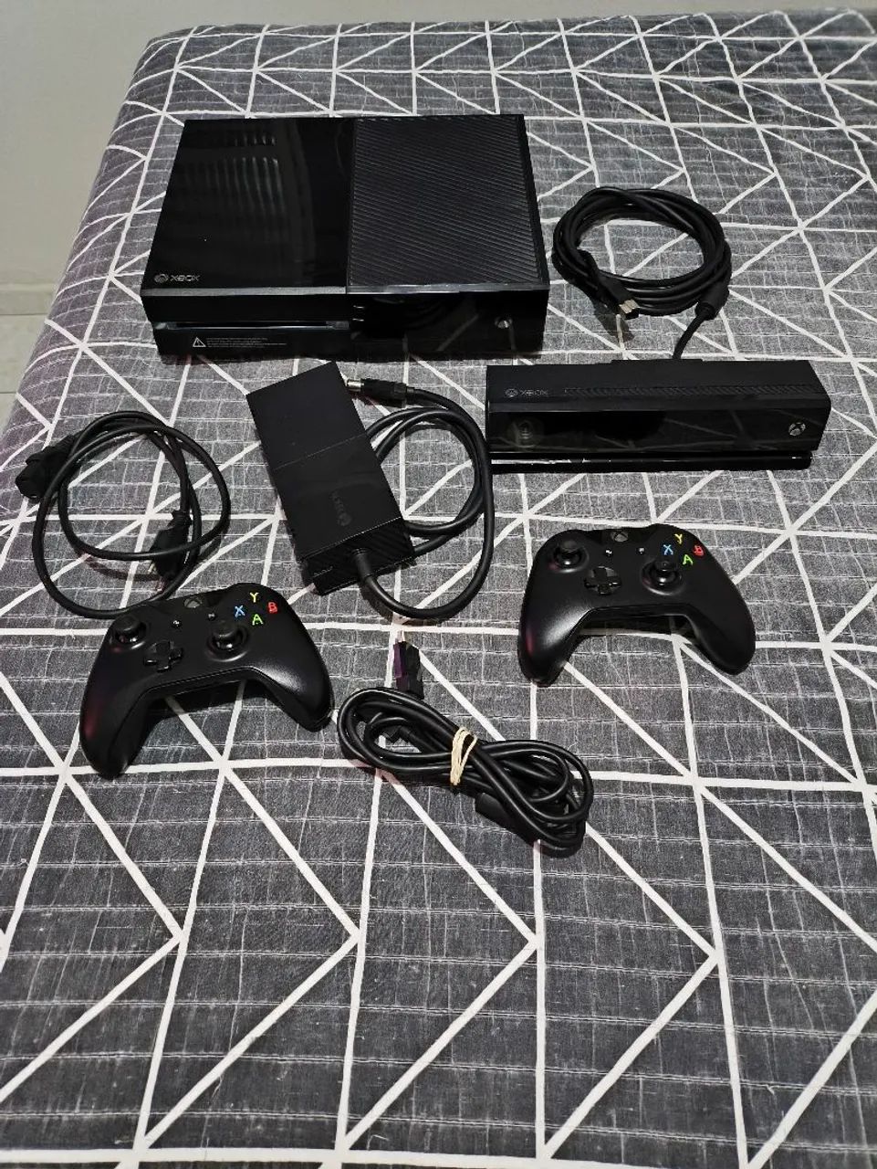 ? Xbox One 500GB + Kinect + 2 Controles (um de brinde!) <br>