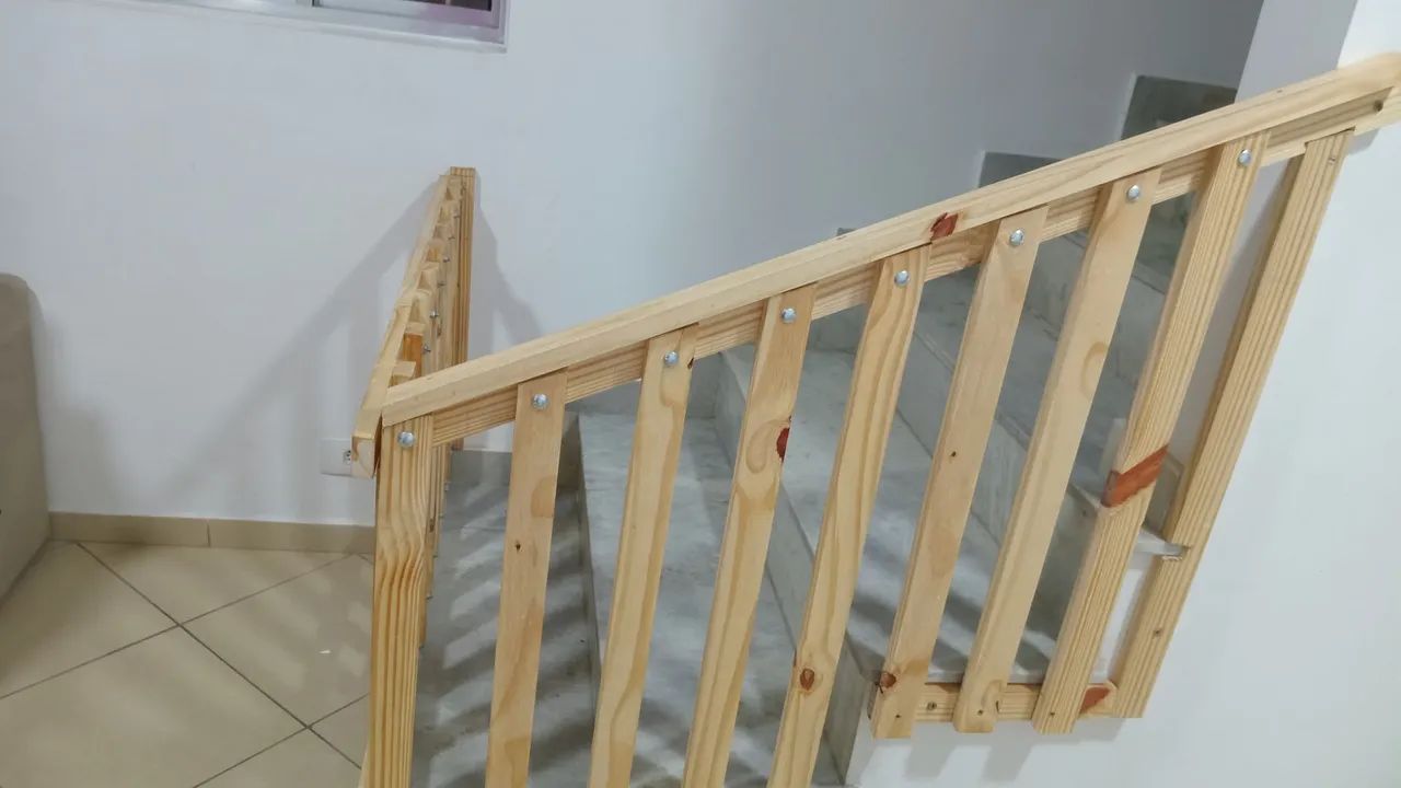 Portãozinho de proteção para escada em madeira - Foto 2