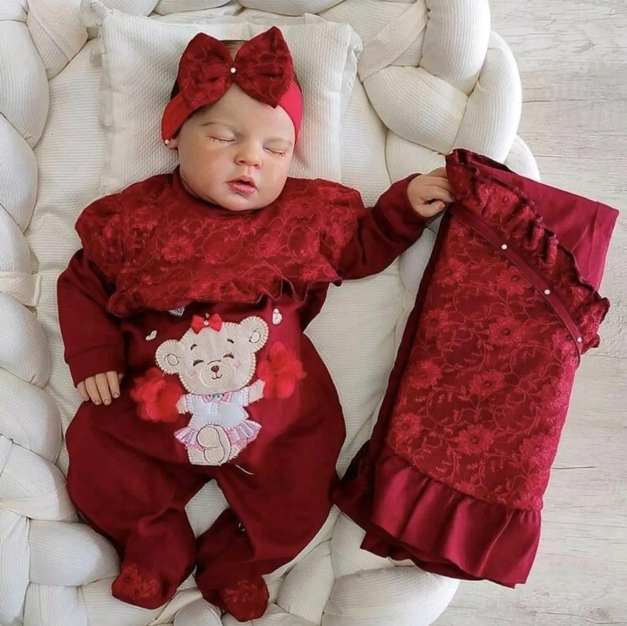 Conjunto Bebê Vermelho com Detalhes e Ursinho
