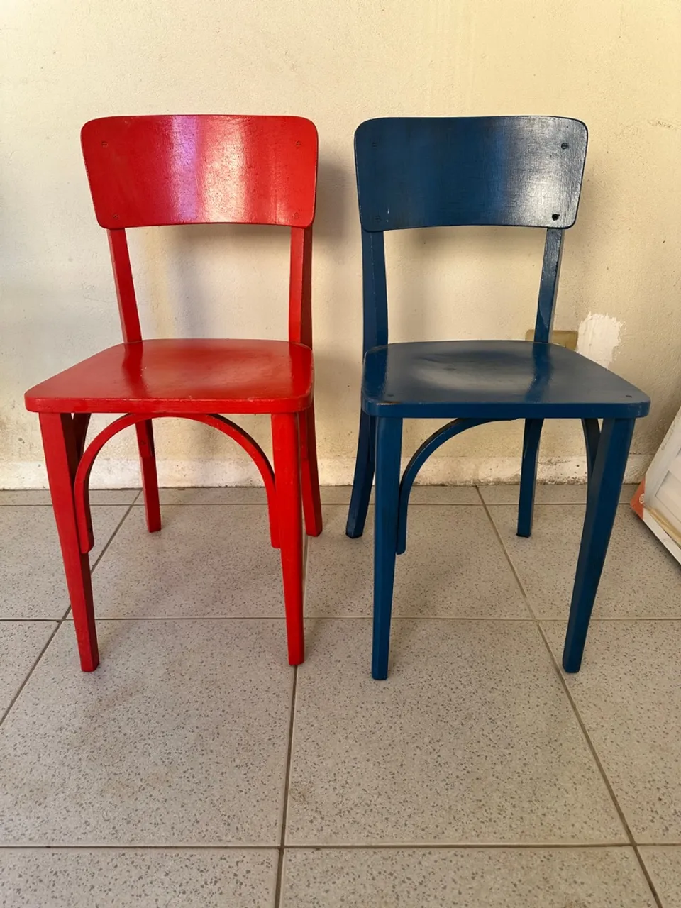 Cadeiras de madeira coloridas