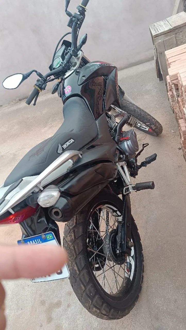 Moto com pneus novos motor caladinho aros de liga leve da tornado toda revisada