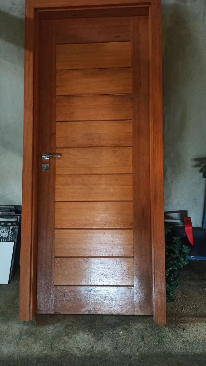 Porta de Madeira Maciça - Elegância e Durabilidade