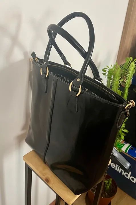 Bolsa grande couro envernizado preta!  - Foto 4