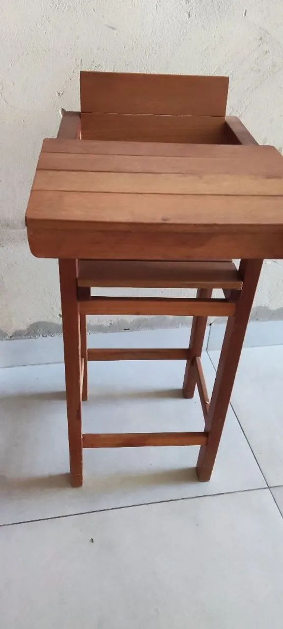 Cadeirinha de alimentação de madeira 