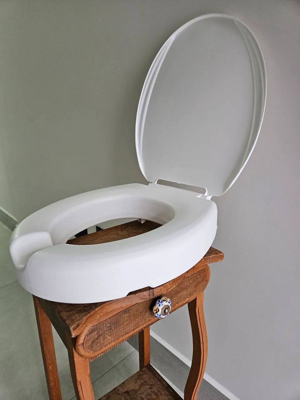 Assento de vaso sanitário branco - Foto 2