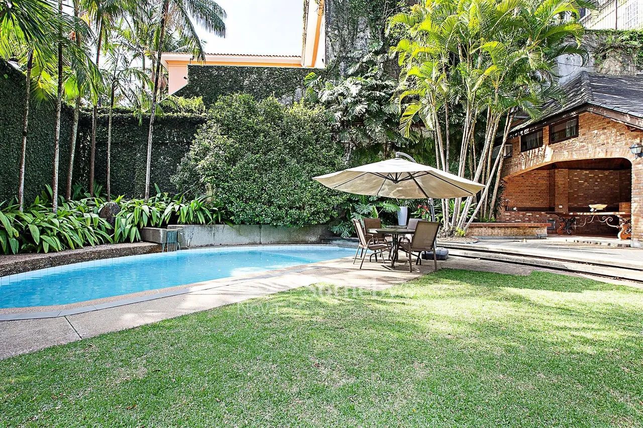 Casa integrada ao verde localizada em rua fechada - Foto 2