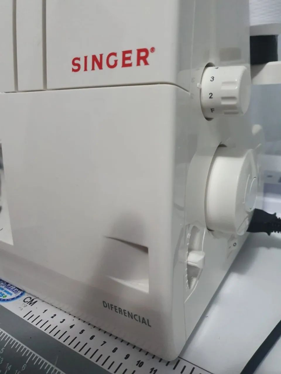 Máquina de Costura Singer Ultralock 14sh754, 110v Branco (Usado) - Foto 2