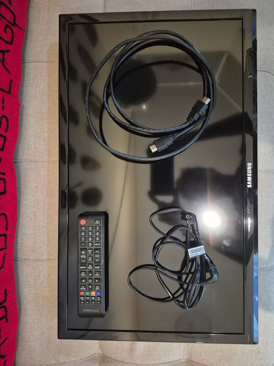 TV Samsung com controle e cabos!