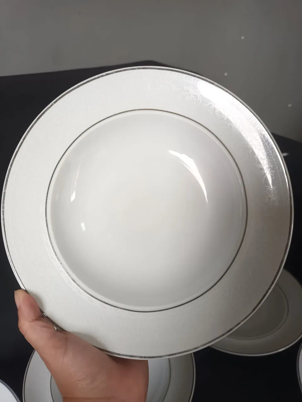 Jogo de 6 pratos branco fundo e grande com detalhes em prata marca germer