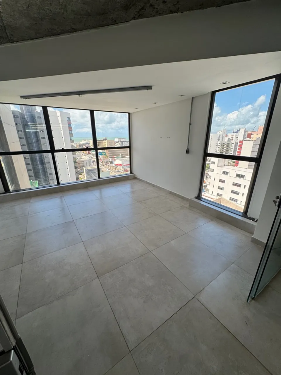 Vendo sala comercial no Liv Mall - Manaira