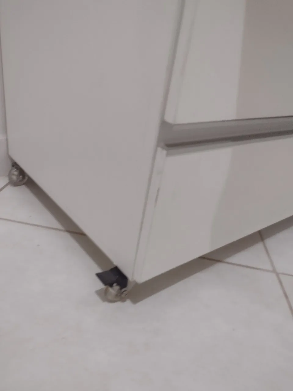 Armário branco com rodinhas