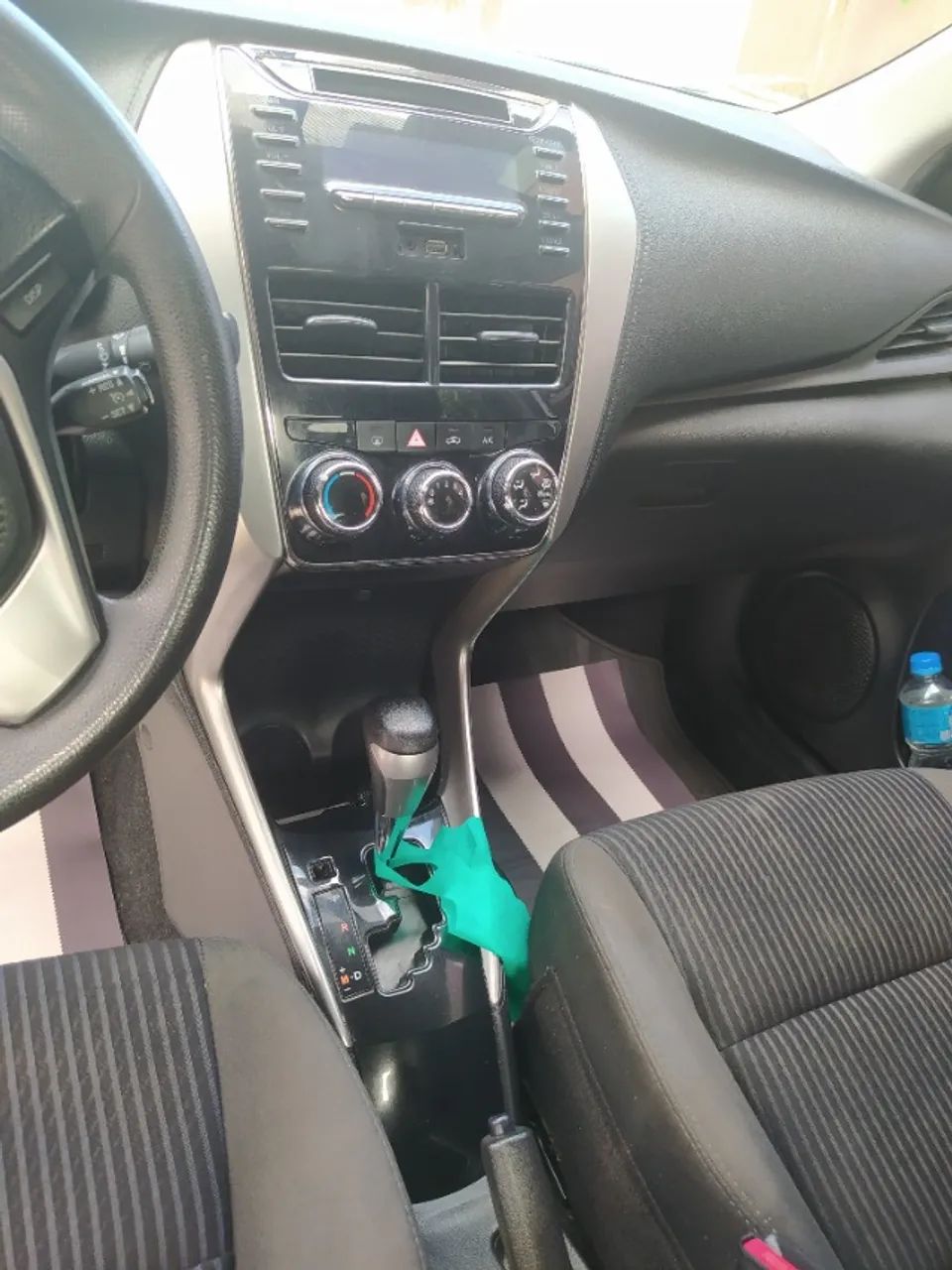Yoyota Yaris Sedã 1.5 XL branco em ótimo estado - Foto 5